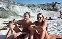 Melissa und ich am Strand, im Hintergrund die Steilk�ste und Rampe