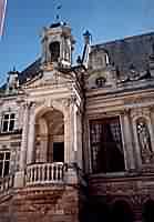 Das Rathaus von Orleans, die Freitreppe und dar�ber Statue